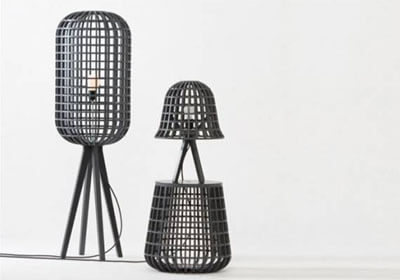 我站在画室窗前，看着窗外的梧桐树在风中轻轻摇曳。阳光透过树叶间的缝隙洒在地上，斑驳的光影仿佛在跳一支无声的舞。我轻轻抬起画笔，任由思绪在眼前流淌